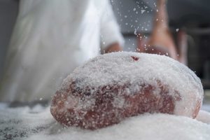Fase di lavorazione del Prosciutto di San Daniele: la salatura