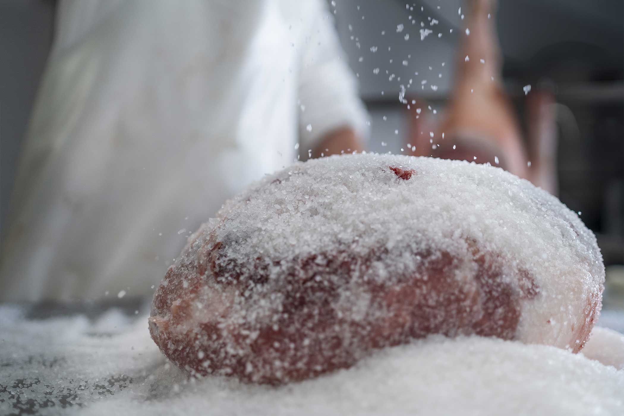 Fase di lavorazione del Prosciutto di San Daniele: la salatura