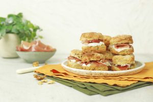 Piatto di scones salati con noci, robiola e Prosciutto di San Daniele