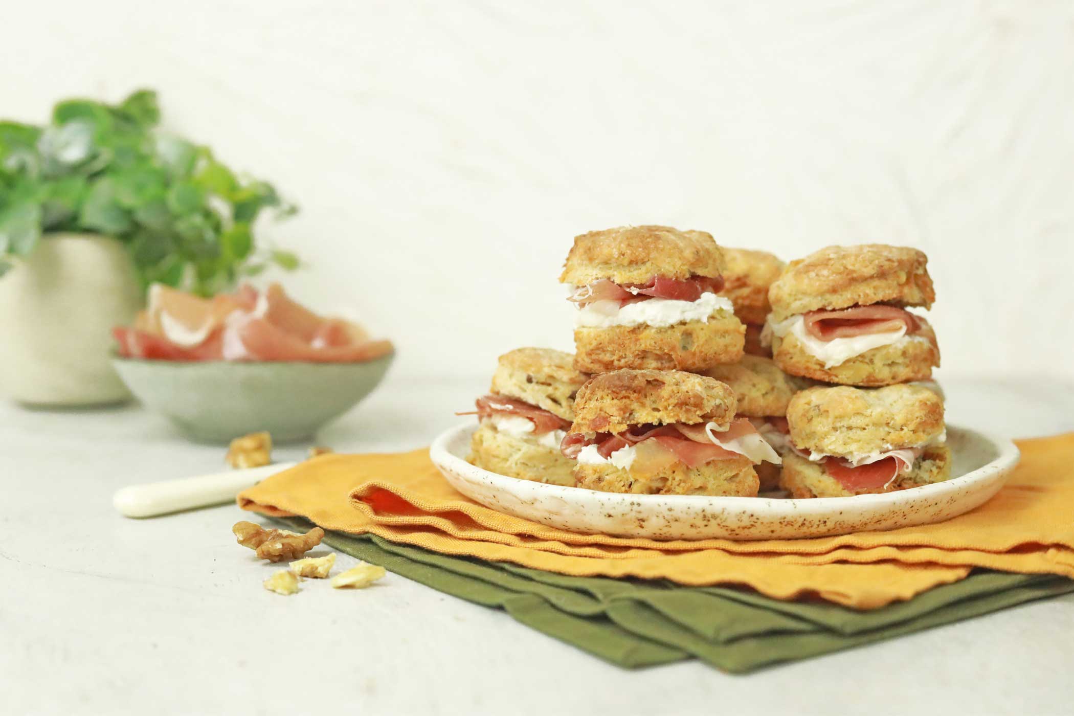 Piatto di scones salati con noci, robiola e Prosciutto di San Daniele