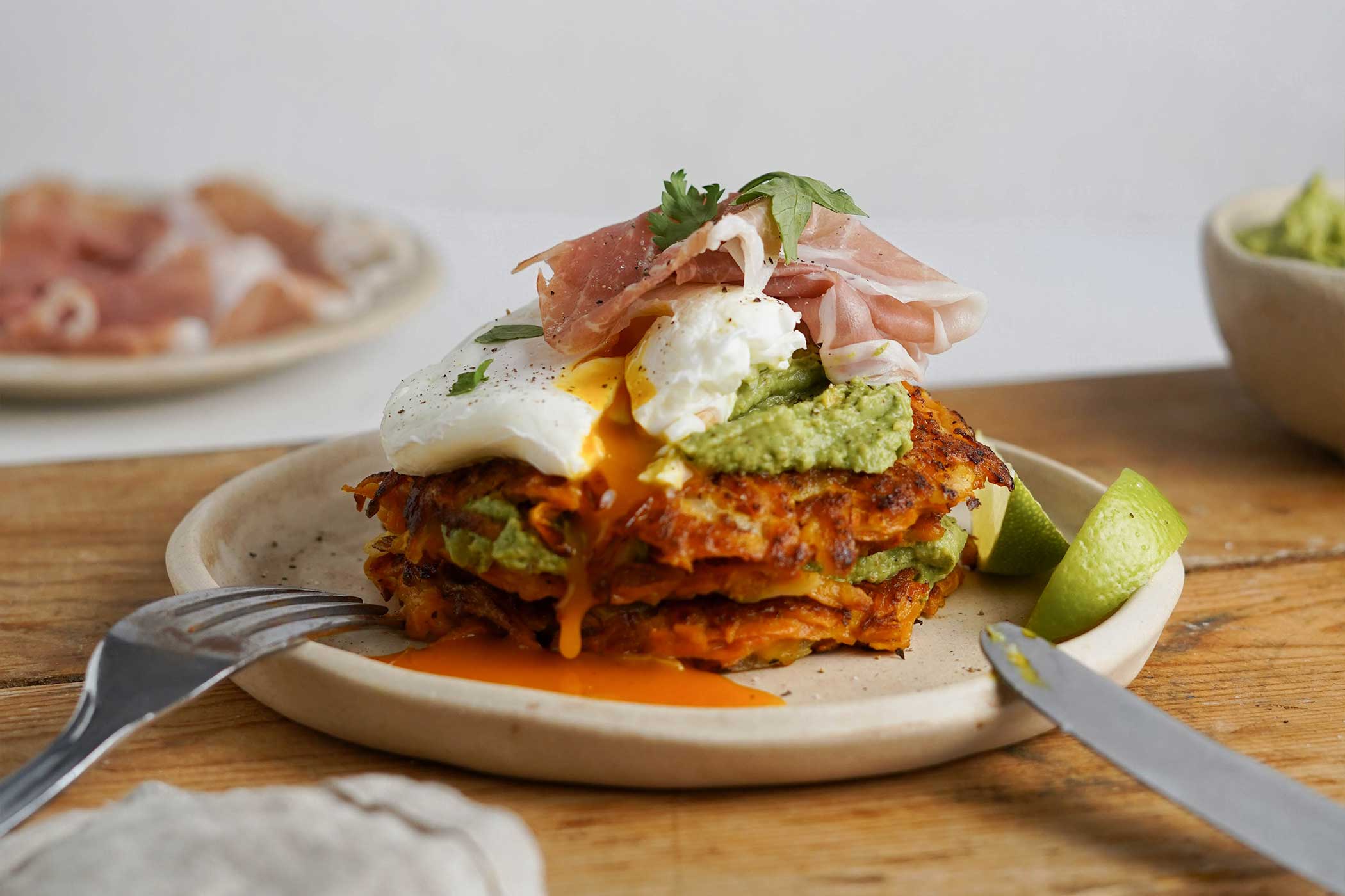 Fritters con crema di avocado, uovo pochè e Prosciutto di San Daniele