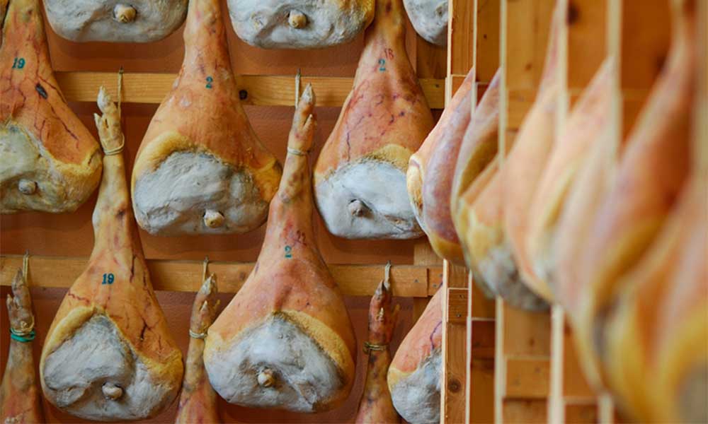 Washing and maturing of Prosciutto di San Daniele