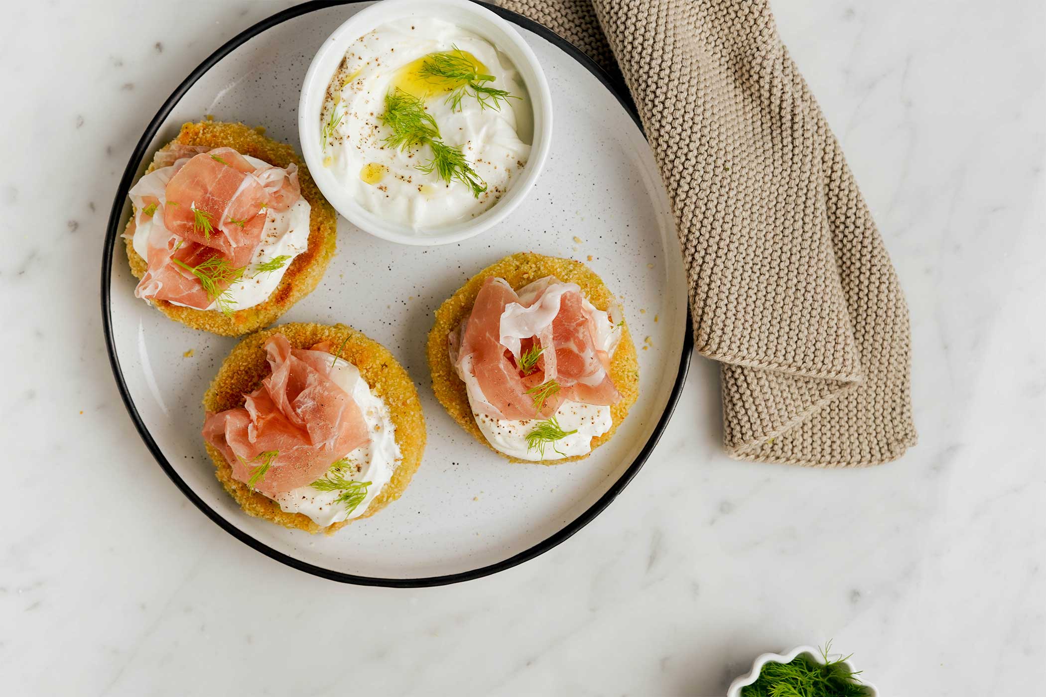 Polpette di broccolo romano, ceci, Prosciutto di San Daniele e salsa allo yogurt greco