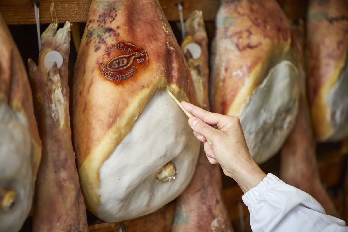 La puntatura: uno dei controlli al Prosciutto di San Daniele