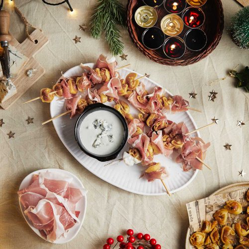 antipasto di natale spiedini di tortellini fritti con Prosciutto di San Daniele e crema al bleu