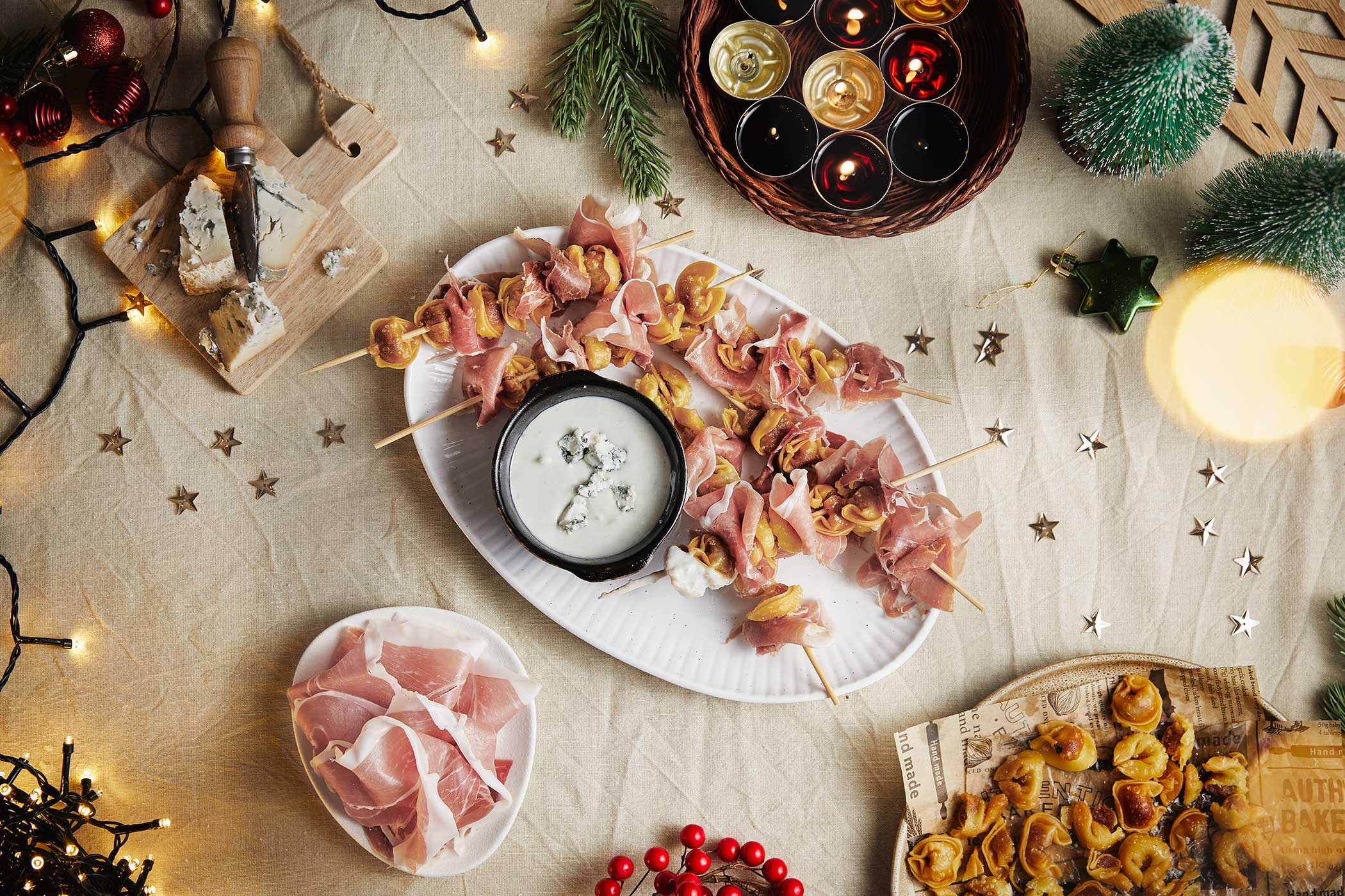 antipasto di natale spiedini di tortellini fritti con Prosciutto di San Daniele e crema al bleu