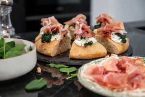 Pizza al padellino con Prosciutto di San Daniele, spinaci e ricotta di capra