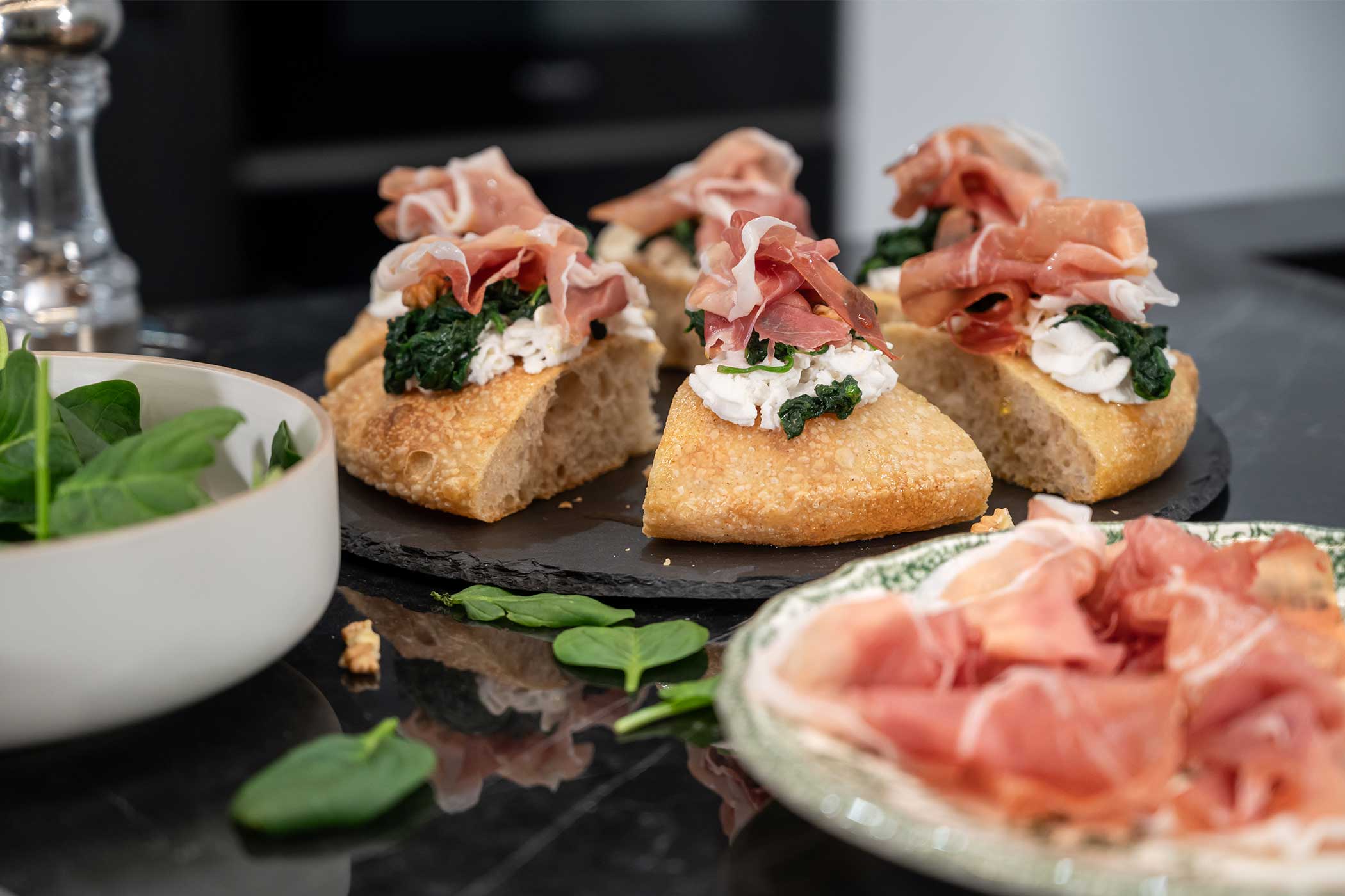 Pizza al padellino con Prosciutto di San Daniele, spinaci e ricotta di capra