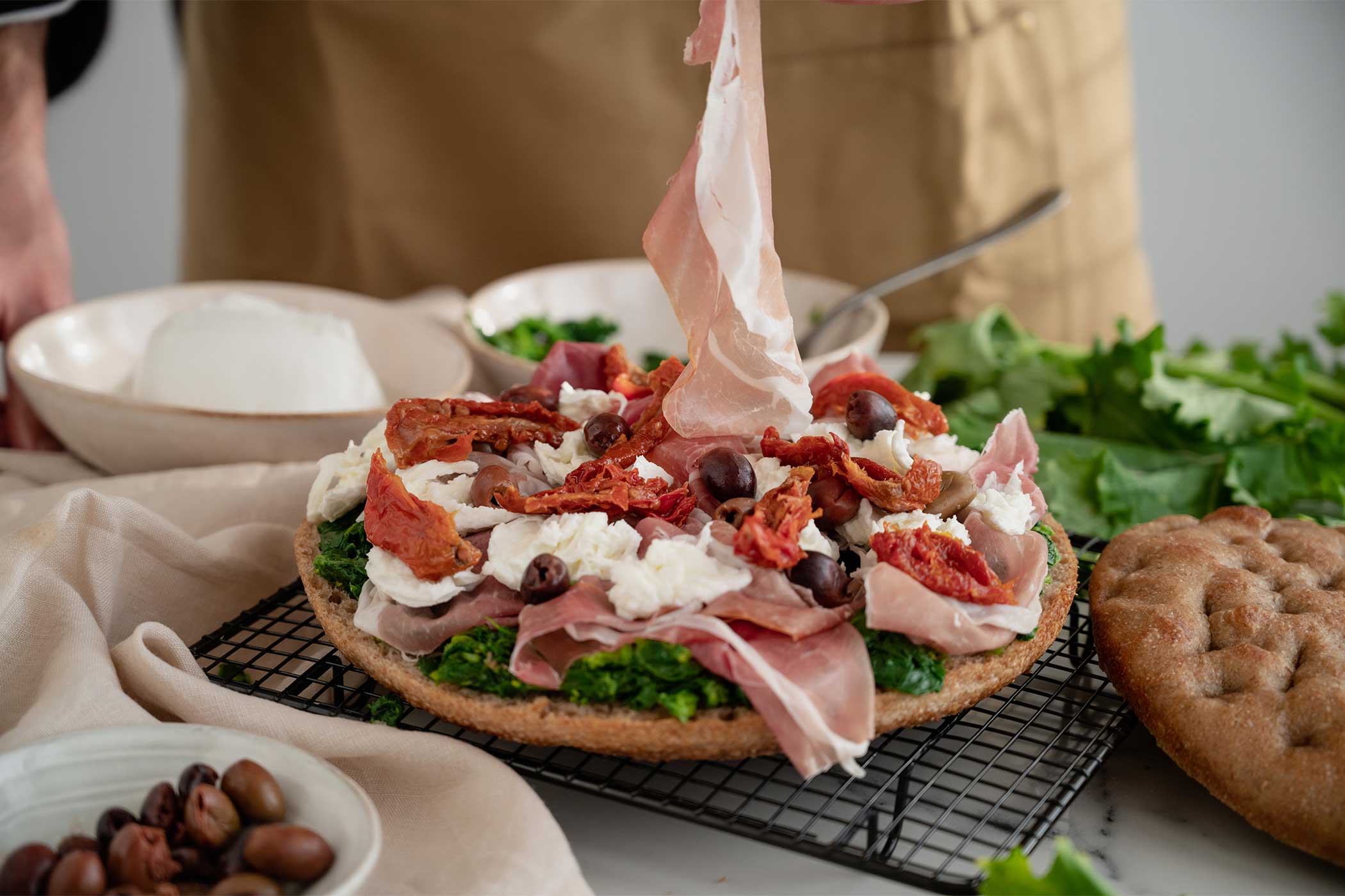 Focaccia integrale con Prosciutto di San Daniele e cime di rapa