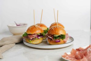 Mini burger con Prosciutto di San Daniele, valeriana e cavolo riccio