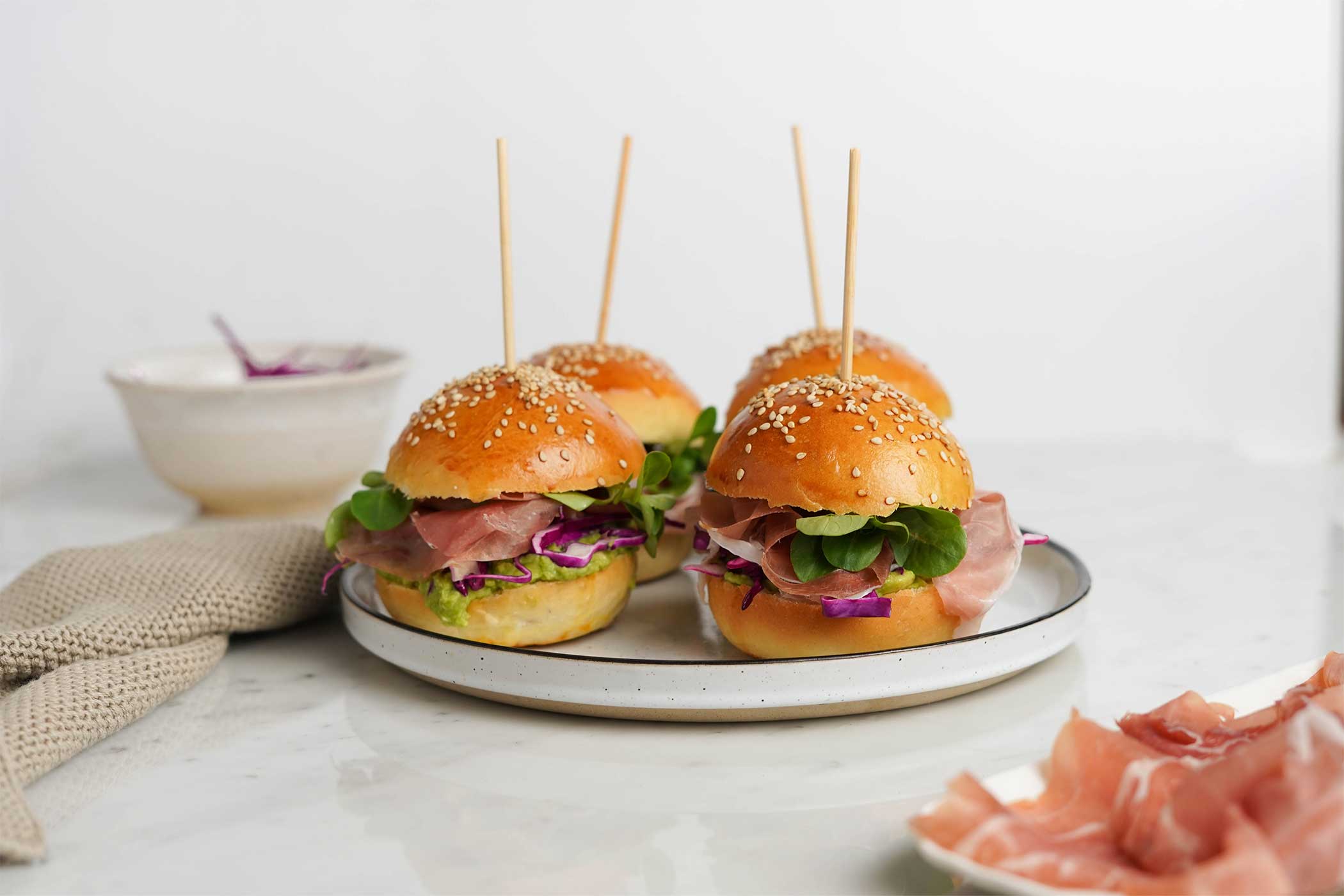 Mini burger con Prosciutto di San Daniele, valeriana e cavolo riccio