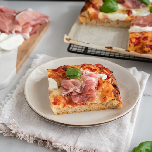Pizza in teglia con Prosciutto di San Daniele, mozzarella di bufala e basilico