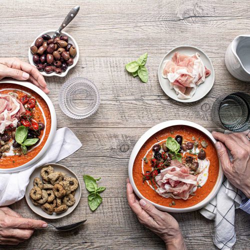 Vellutata di pomodoro arrosto con olive taggiasche, yogurt, taralli e Prosciutto di San Daniele