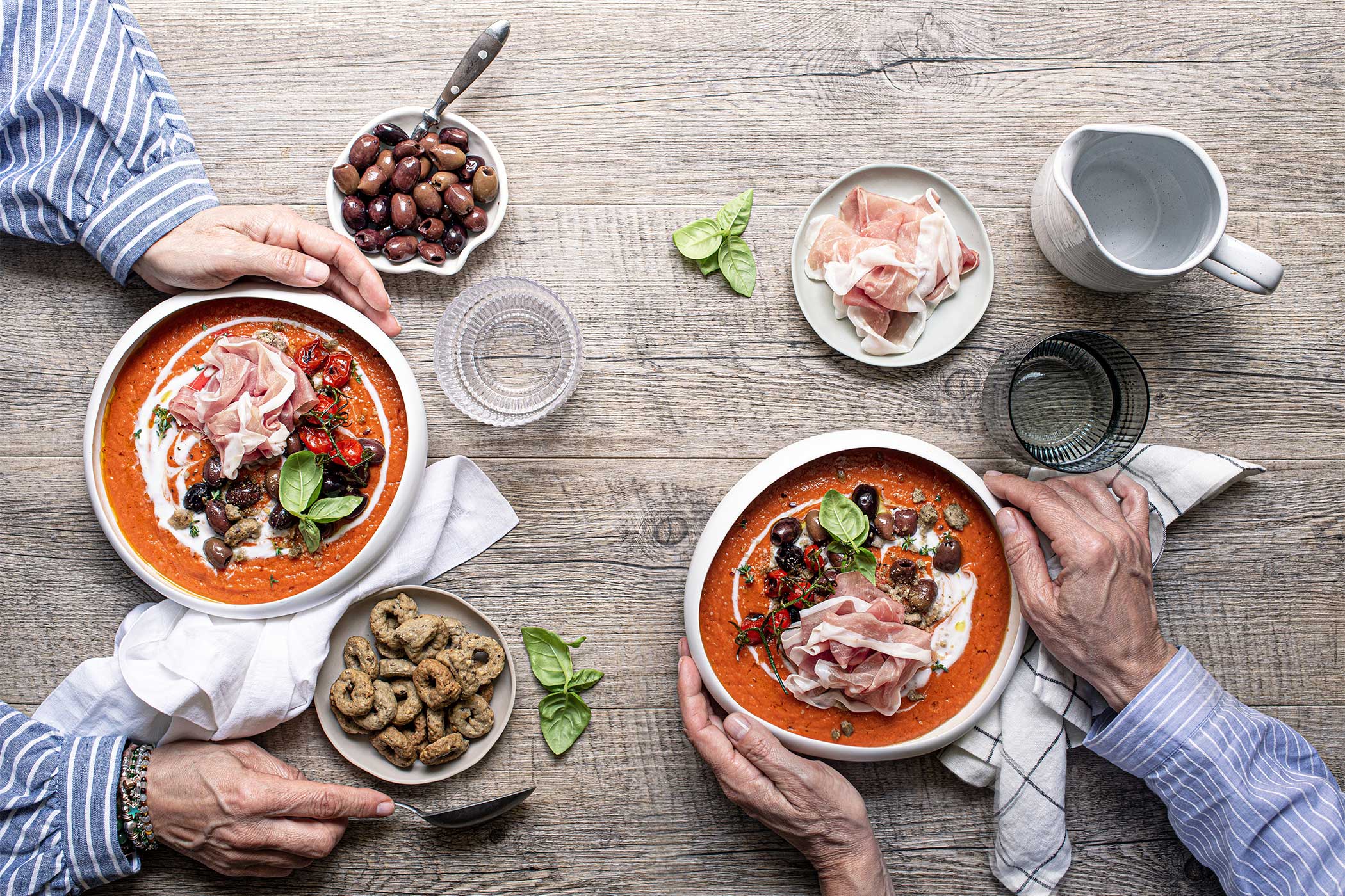 Vellutata di pomodoro arrosto con olive taggiasche, yogurt, taralli e Prosciutto di San Daniele