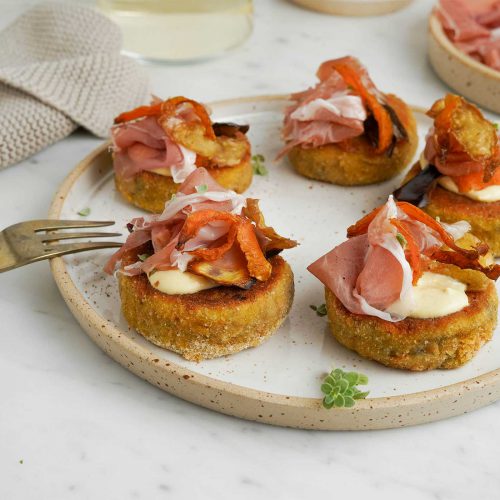 Polpette di patate, carote e melanzane con Prosciutto di San Daniele e bucce croccanti di verdure, una ricetta antispreco