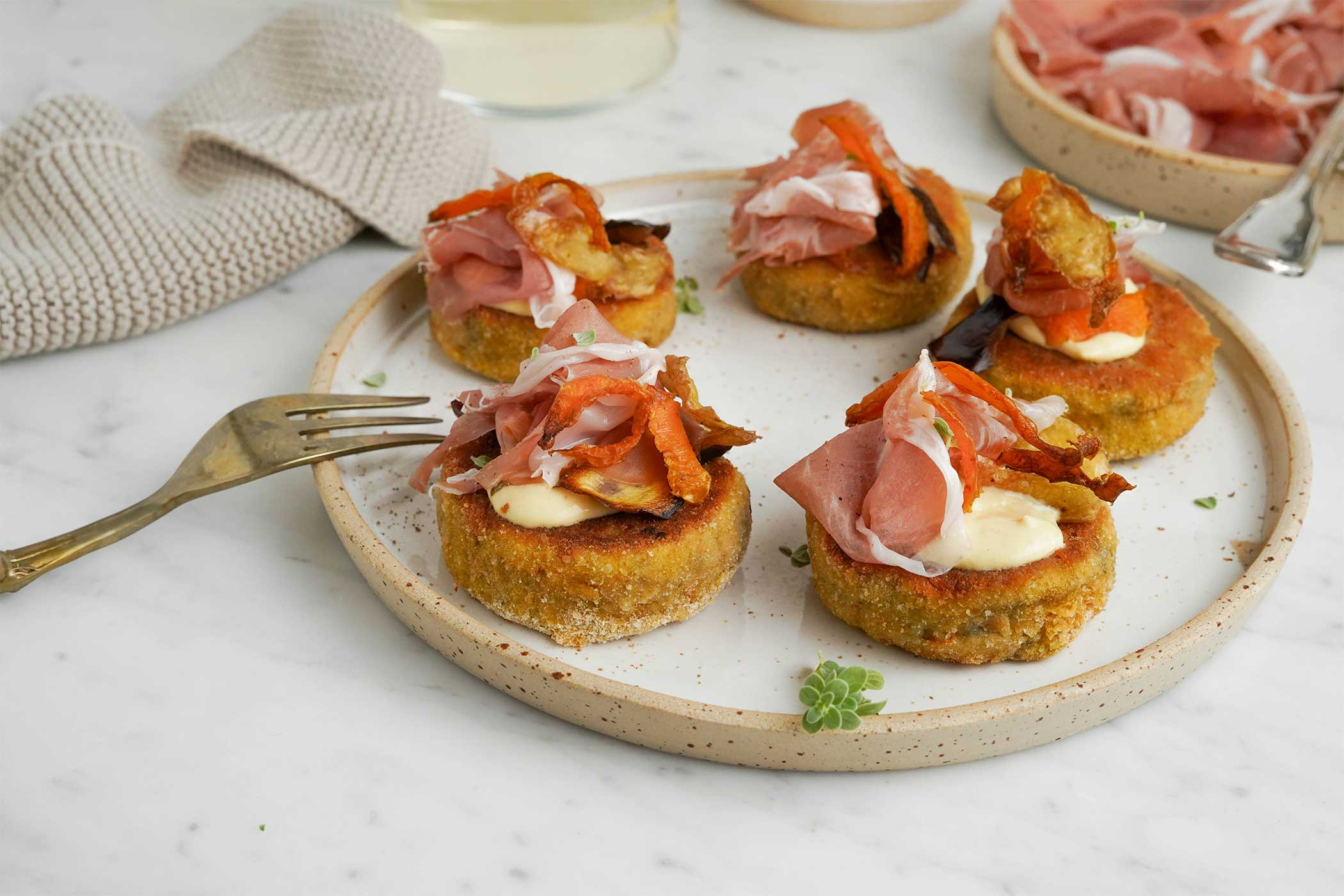 Polpette di patate, carote e melanzane con Prosciutto di San Daniele e bucce croccanti di verdure, una ricetta antispreco