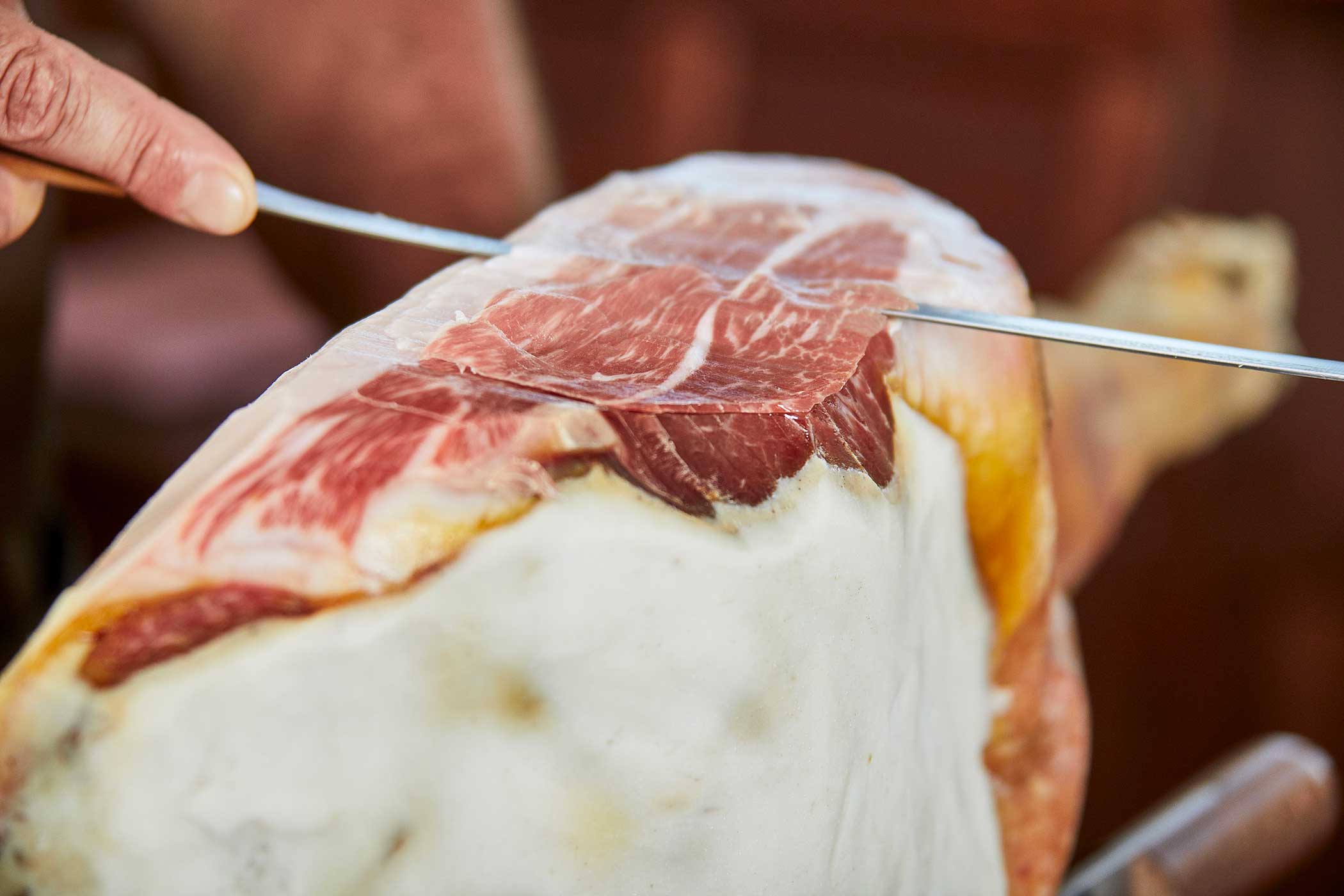 Come tagliare il prosciutto: a mano o con l'affettatrice