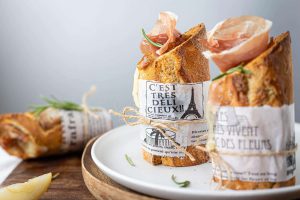 Baguette con Prosciutto di San Daniele, provolone e pere