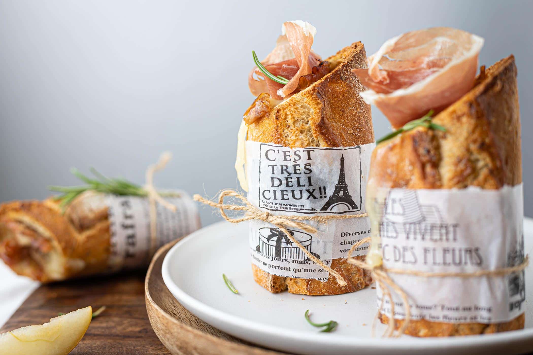 Baguette con Prosciutto di San Daniele, provolone e pere