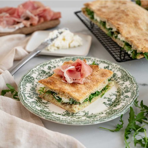pizza romana farcita con rucola, robiola e Prosciutto di San Daniele