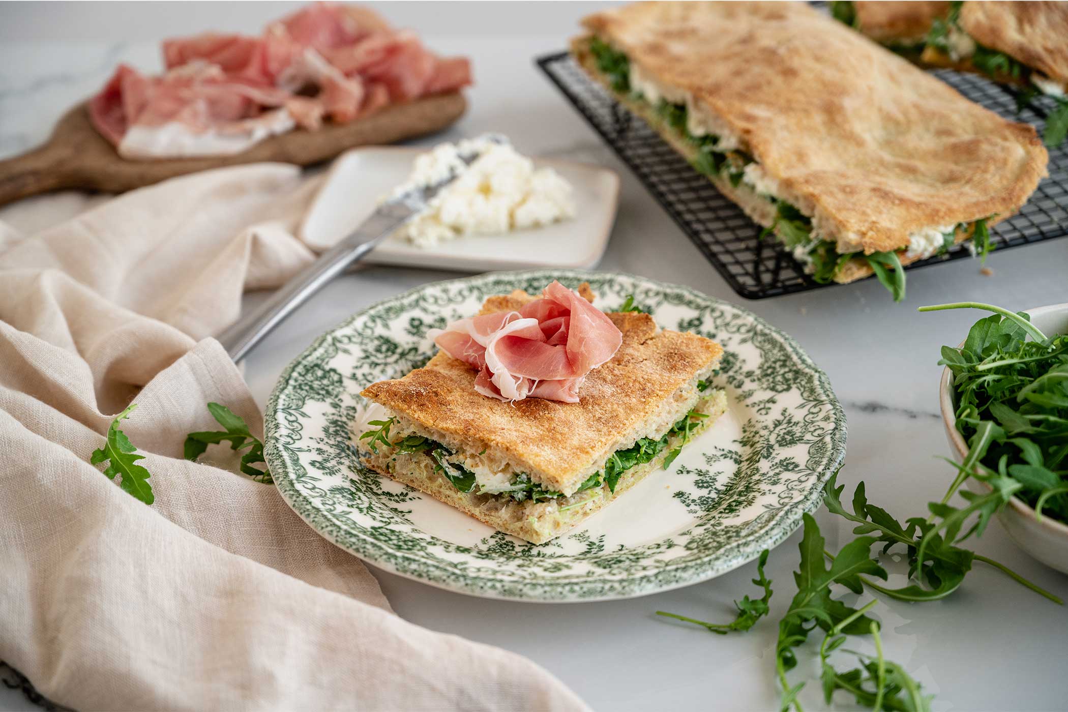 pizza romana farcita con rucola, robiola e Prosciutto di San Daniele