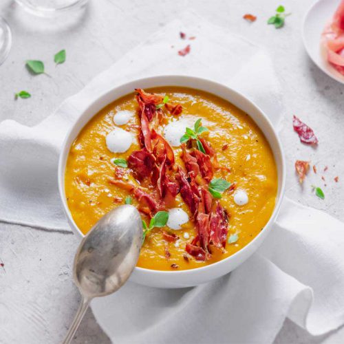 Würzige kürbiscremesuppe mit knusprigem San Daniele Schinken