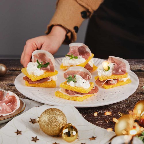 antipasto di capodanno: millefoglie di polenta fritta con Prosciutto di San Daniele e burrata