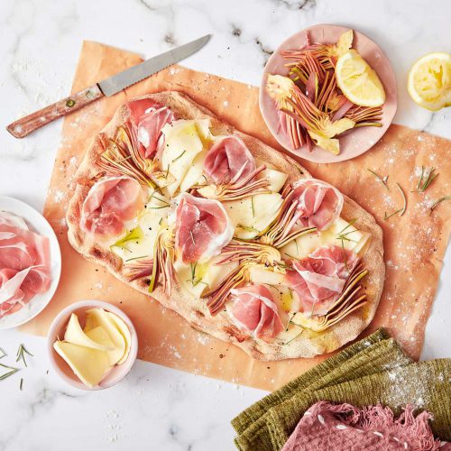 Pinsa con Prosciutto di San Daniele, scamorza dolce e carpaccio di carciofi