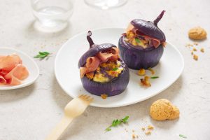 Ricetta delle cipolle rosse ripiene con toma, amaretti e Prosciutto di San Daniele