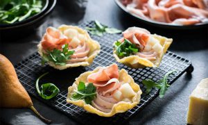 Cestini al Parmigiano con mousse di San Daniele