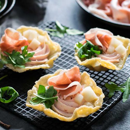Cestini al Parmigiano con mousse di San Daniele