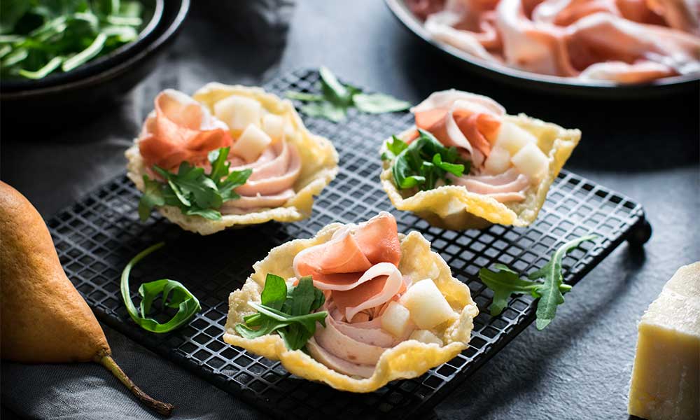 Cestini al Parmigiano con mousse di San Daniele