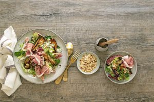 Insalata con Prosciutto di San Daniele, pere arrosto, scaglie di gorgonzola e miele