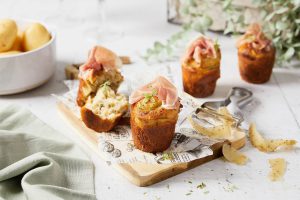ricetta antispreco dei muffin salati con bucce di patate e Prosciutto di San Daniele