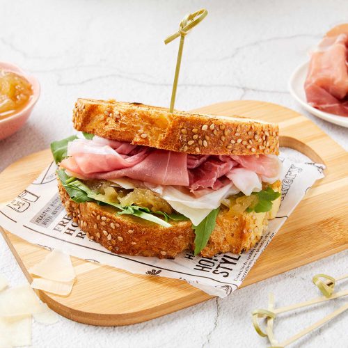 Panino rustico con Prosciutto di San Daniele, marmellata di cipolla e rucola