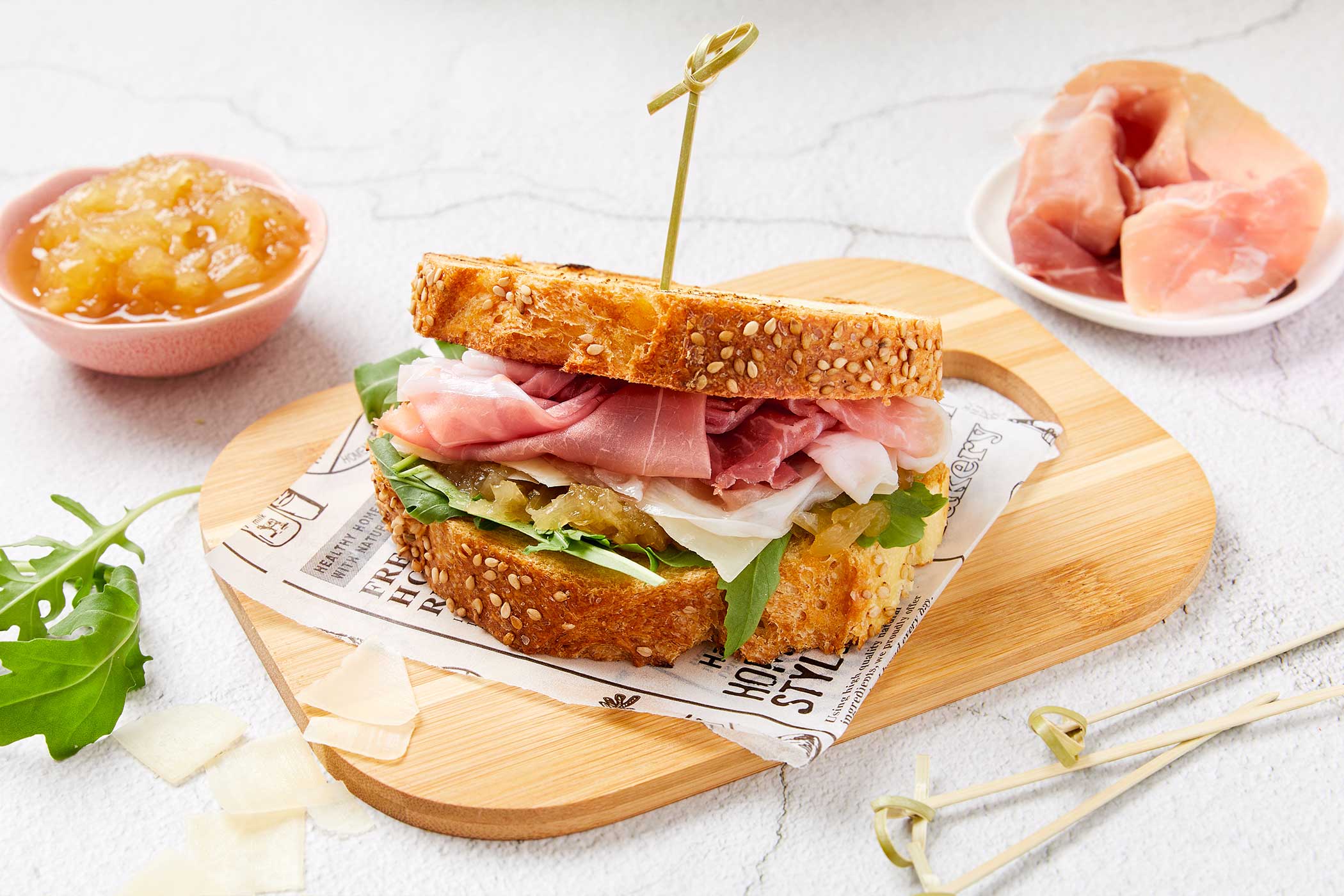 Panino rustico con Prosciutto di San Daniele, marmellata di cipolla e rucola