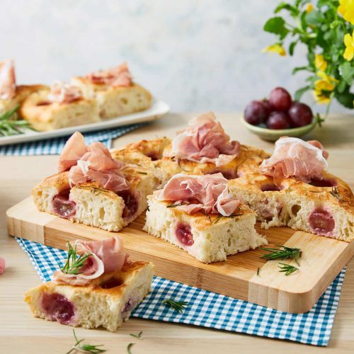Focaccia con Prosciutto di San Daniele, uva rossa, rosmarino e miele