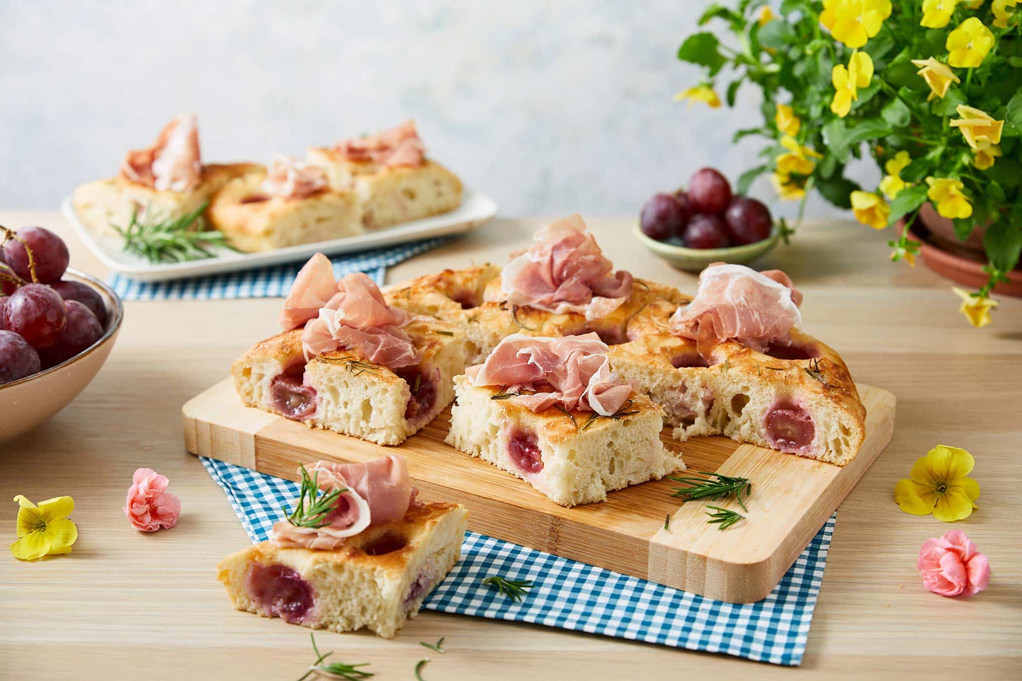 Focaccia con Prosciutto di San Daniele, uva rossa, rosmarino e miele
