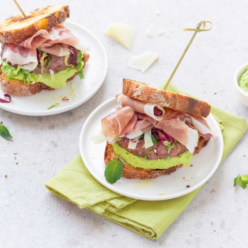 Hamburger primaverile con Prosciutto di San Daniele e crema di fave
