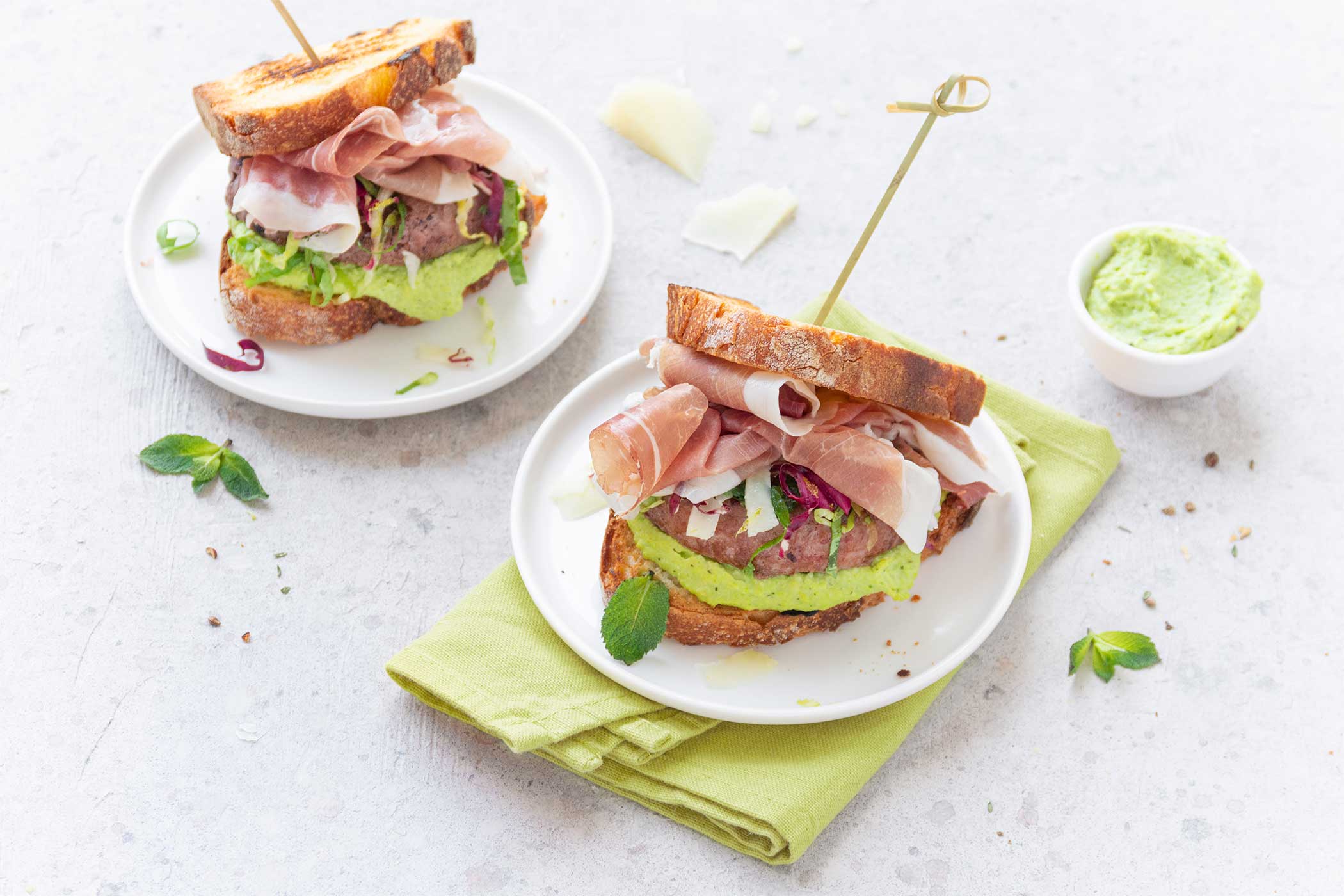 Hamburger primaverile con Prosciutto di San Daniele e crema di fave