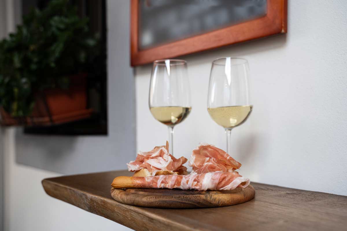 Per fare aperitivo in Fvg e degustare un crostino col Prosciutto crudo di San Daniele potete scegliere tra osterie, frasche e osmize