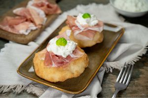 Pizzette montanare con Prosciutto di San Daniele e stracciatella