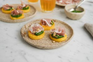 Polentine croccanti con Prosciutto di San Daniele e pesto di cavolo nero