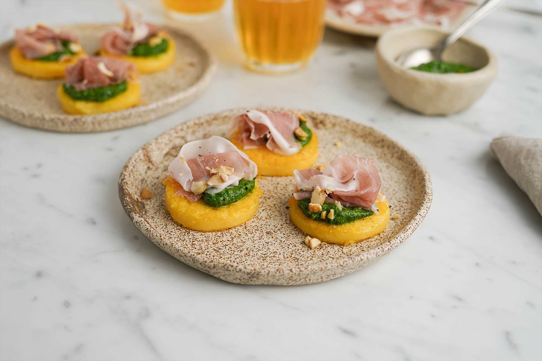Polentine croccanti con Prosciutto di San Daniele e pesto di cavolo nero