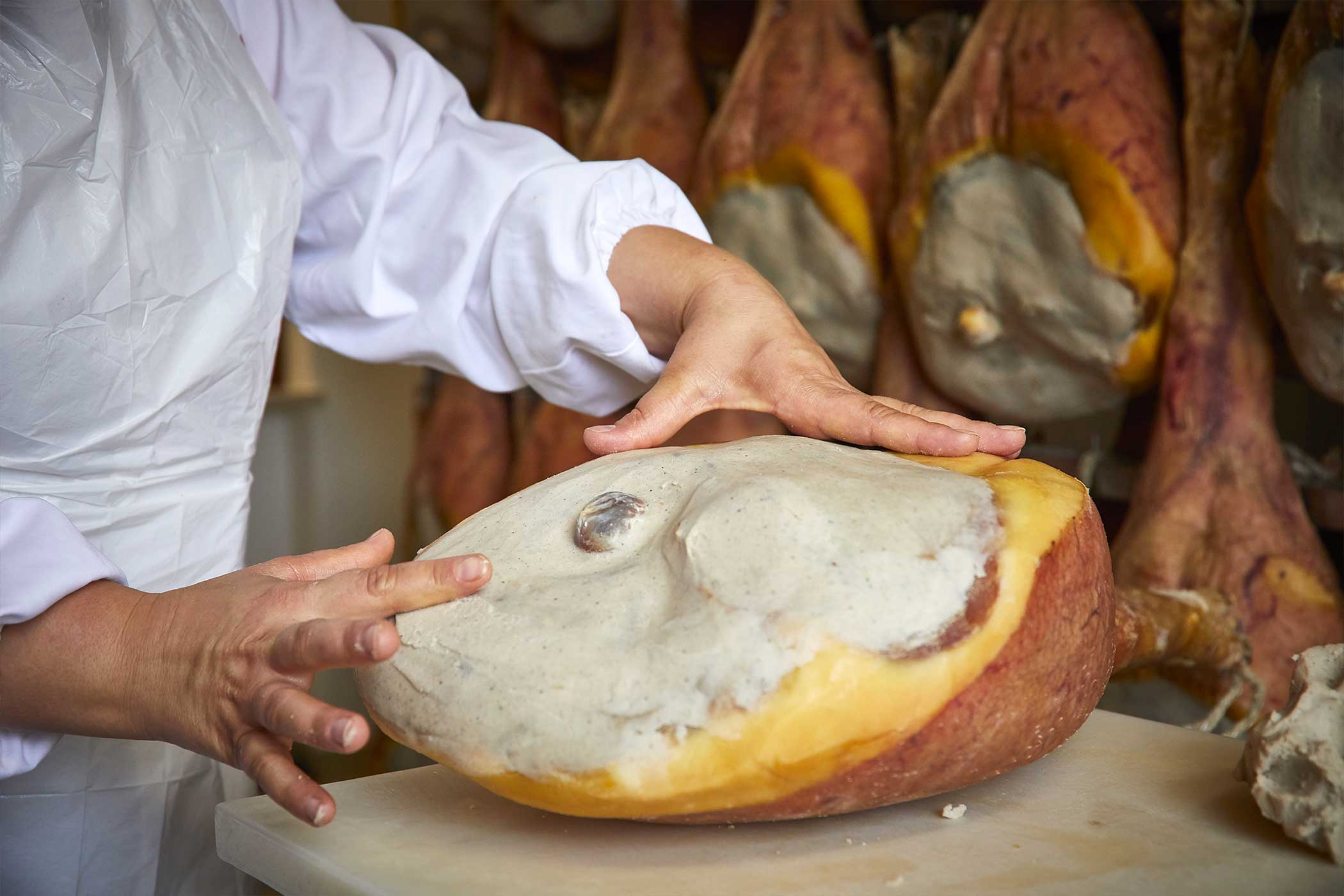 Smearing and piercing of the meat