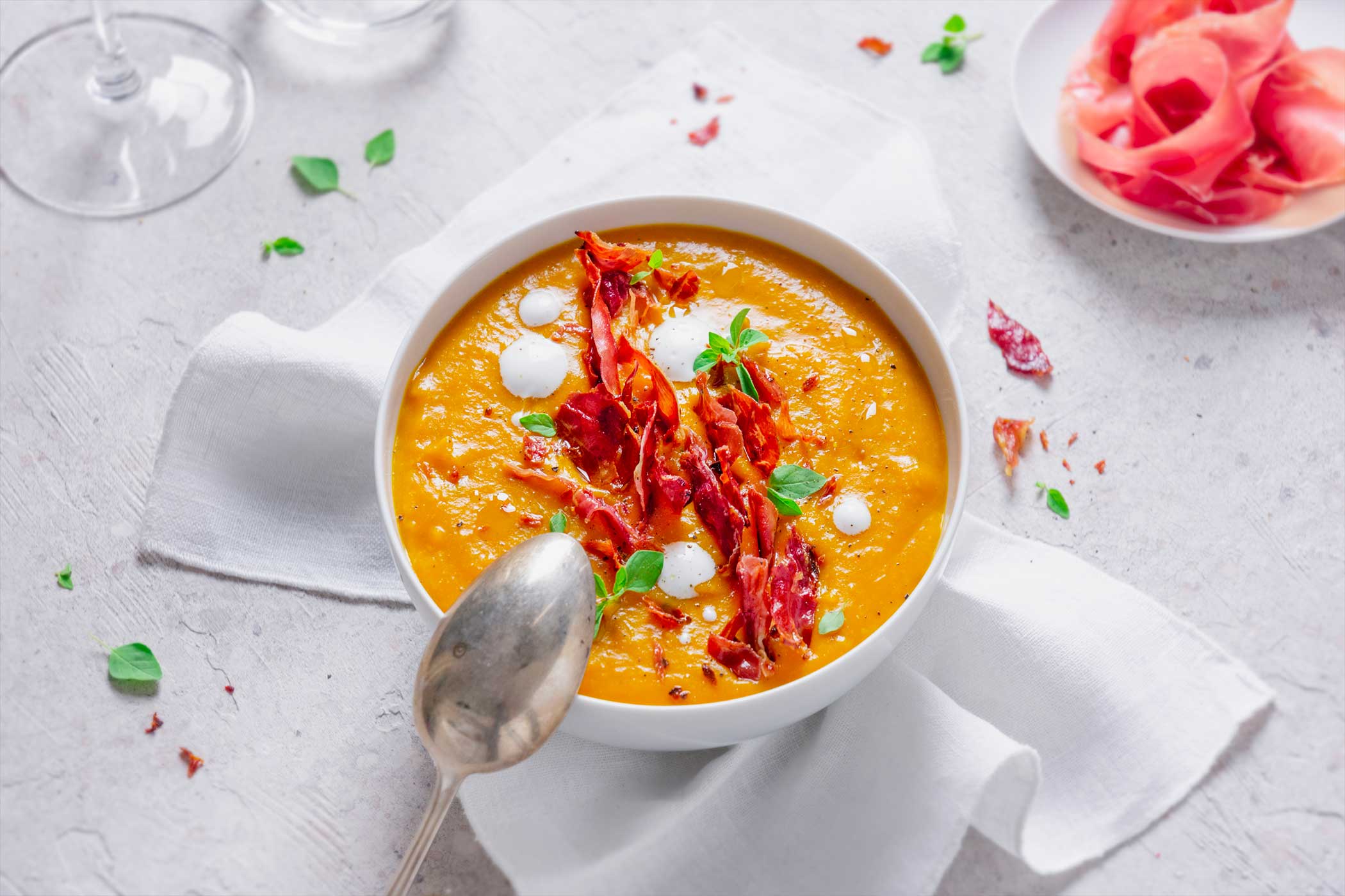 Spicy pumpkin creamed soup with crisp San Daniele