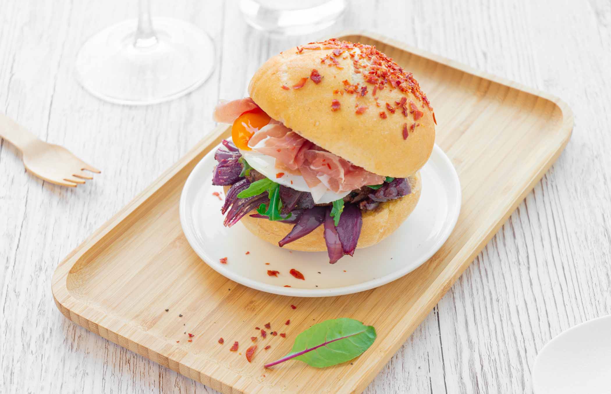 Burger di chianina con Prosciutto di San Daniele, cipolle caramellate e uovo all'occhio di bue