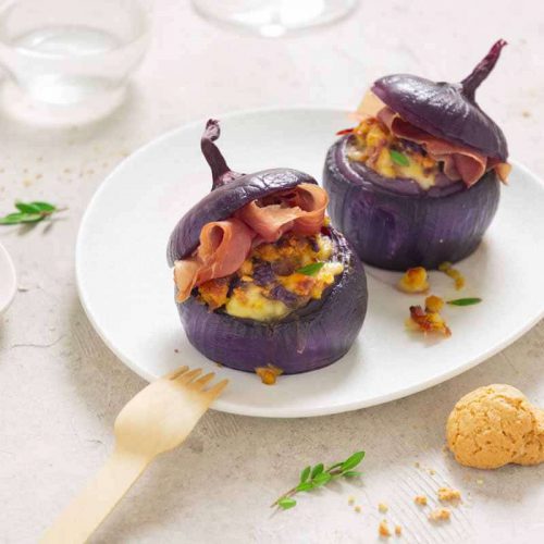 Ricetta delle cipolle rosse ripiene con toma, amaretti e Prosciutto di San Daniele