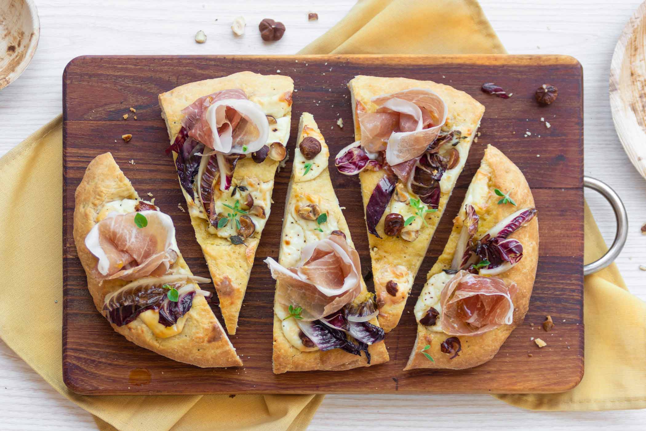 Focaccia con Prosciutto di San Daniele, radicchio, stracchino e noci