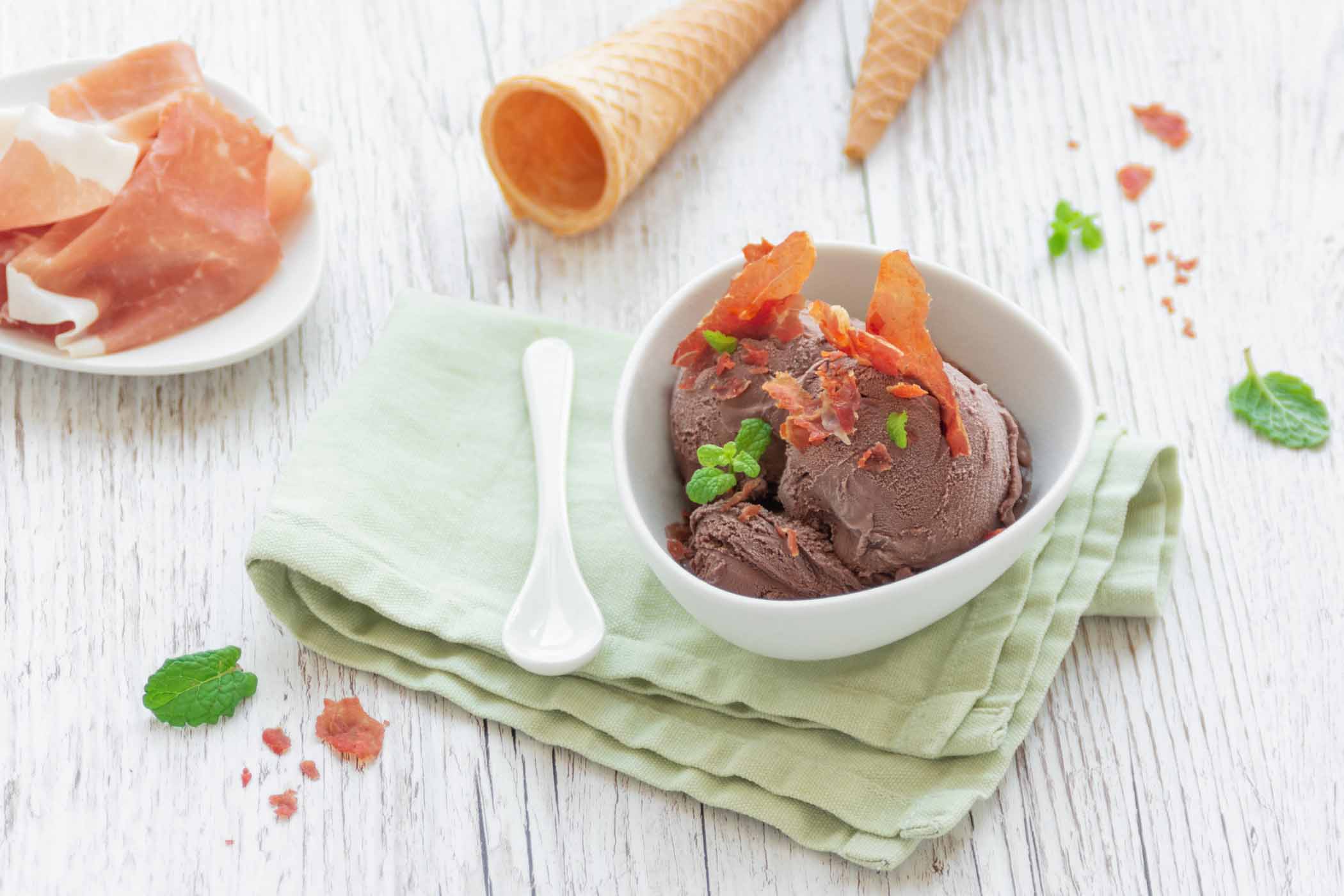 Ricetta del gelato al cioccolato con briciole di Prosciutto di San Daniele e menta fresca